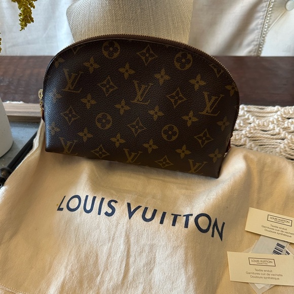 Louis Vuitton Cosmetic Pouch - MM Monogram with dust bag and tags. - Picture 2 of 7